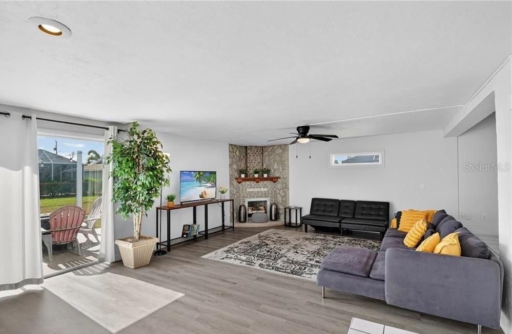 На продажу: $299,000 (2 спален, 2 ванн, 1604 Квадратных фут)