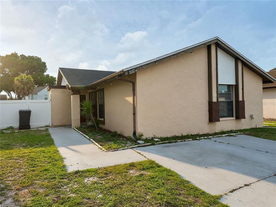 Active With Contract: $349,900 (3 beds, 2 baths, 1259 Square Feet)