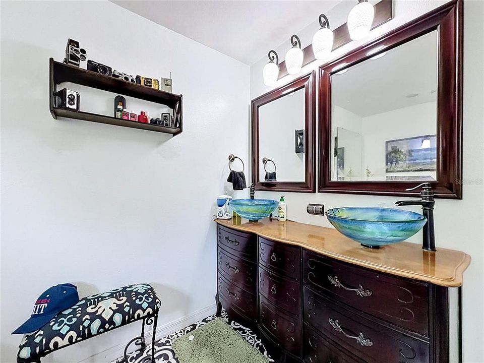 Под контрактом: $449,990 (4 спален, 2 ванн, 2236 Квадратных фут)