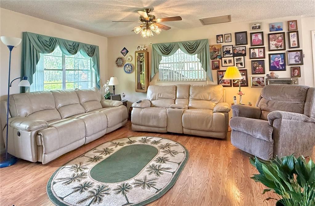 Active With Contract: $285,000 (3 beds, 2 baths, 1350 Square Feet)
