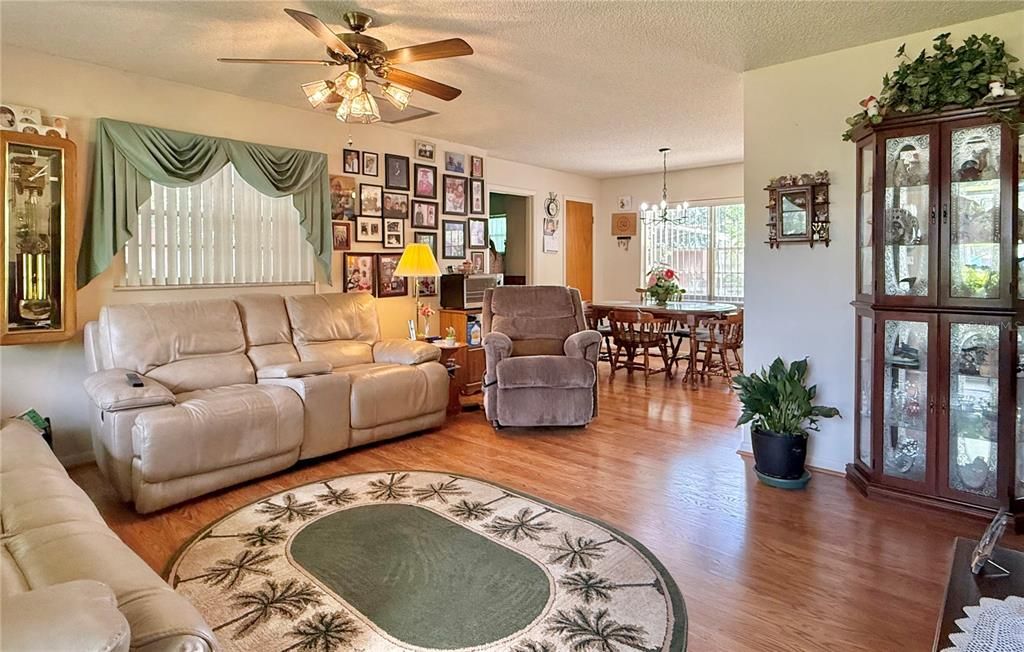 Active With Contract: $285,000 (3 beds, 2 baths, 1350 Square Feet)