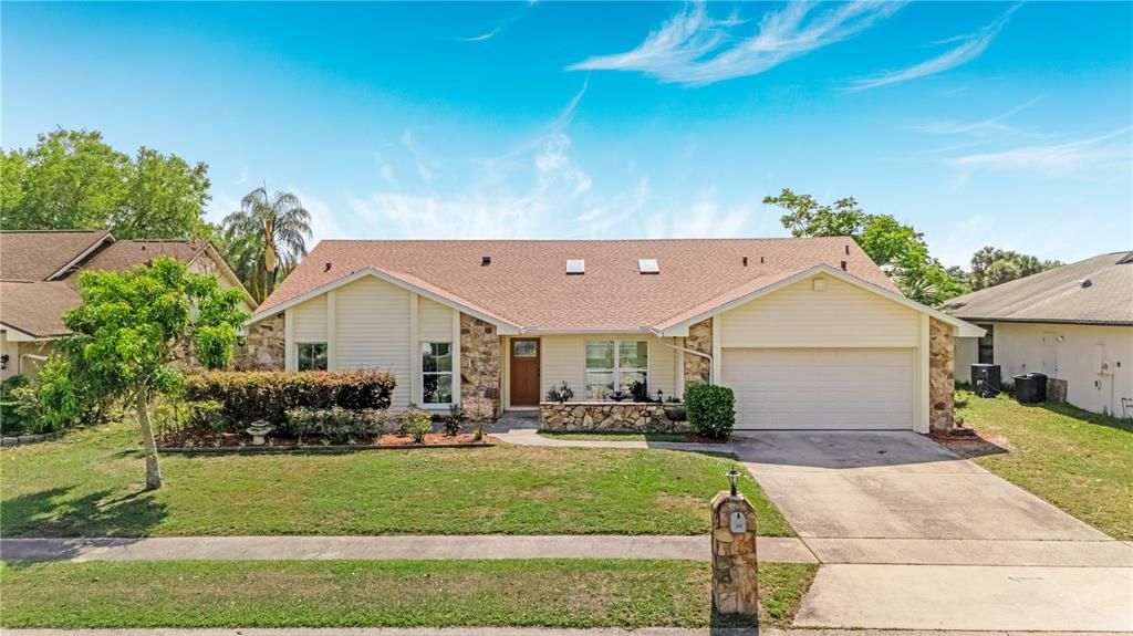 For Sale: $609,000 (5 beds, 2 baths, 2385 Square Feet)