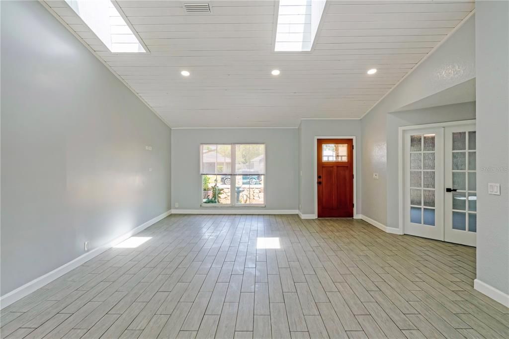 For Sale: $609,000 (5 beds, 2 baths, 2385 Square Feet)