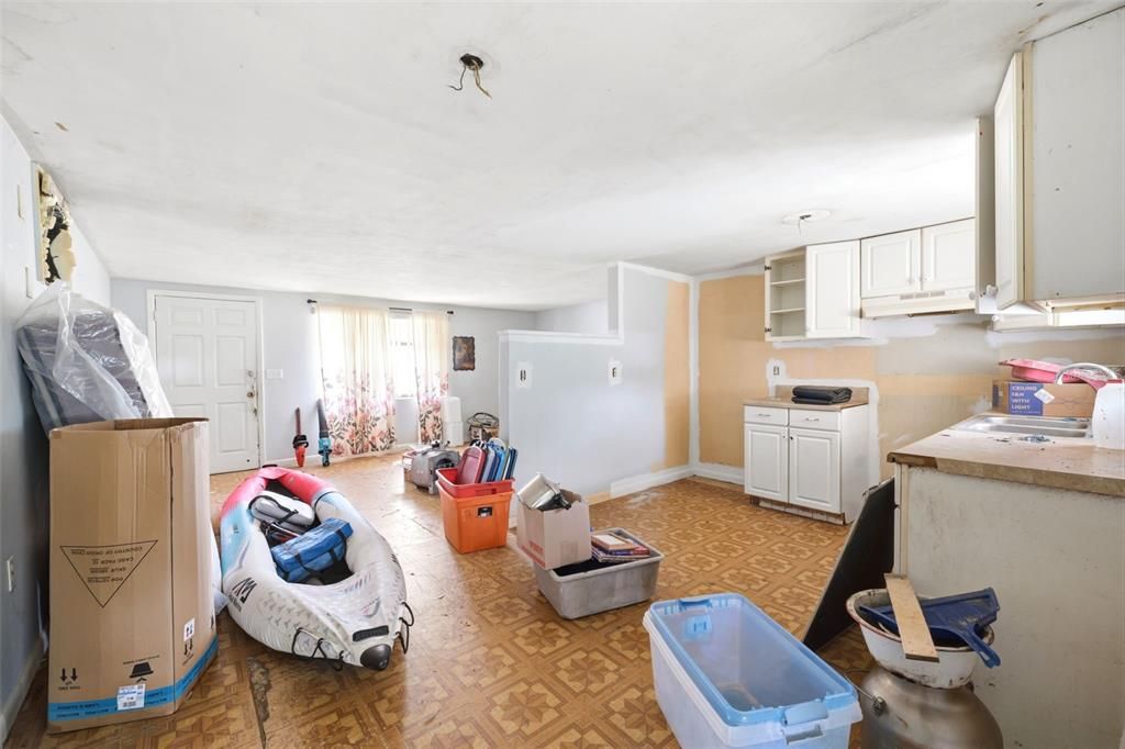 For Sale: $125,000 (2 beds, 1 baths, 864 Square Feet)