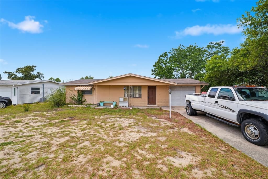 For Sale: $125,000 (2 beds, 1 baths, 864 Square Feet)