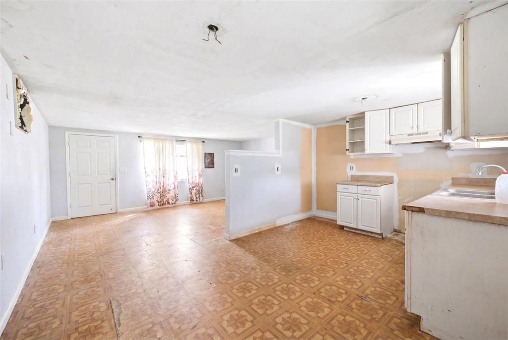 For Sale: $125,000 (2 beds, 1 baths, 864 Square Feet)