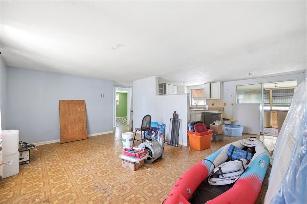 For Sale: $125,000 (2 beds, 1 baths, 864 Square Feet)