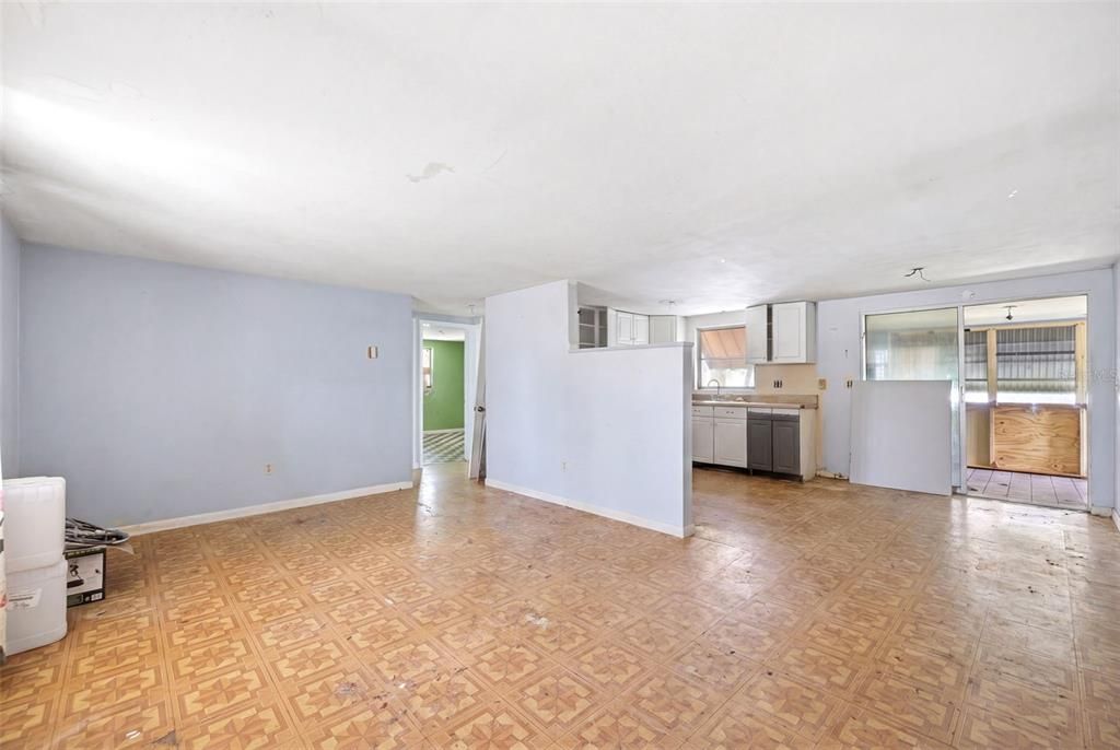 For Sale: $125,000 (2 beds, 1 baths, 864 Square Feet)