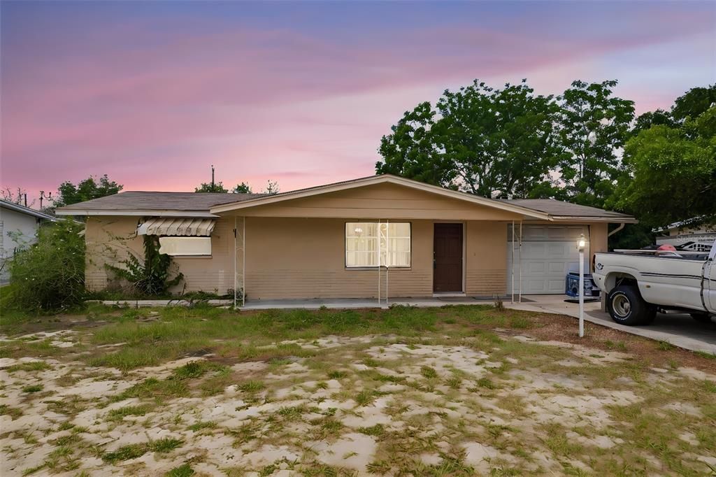For Sale: $125,000 (2 beds, 1 baths, 864 Square Feet)