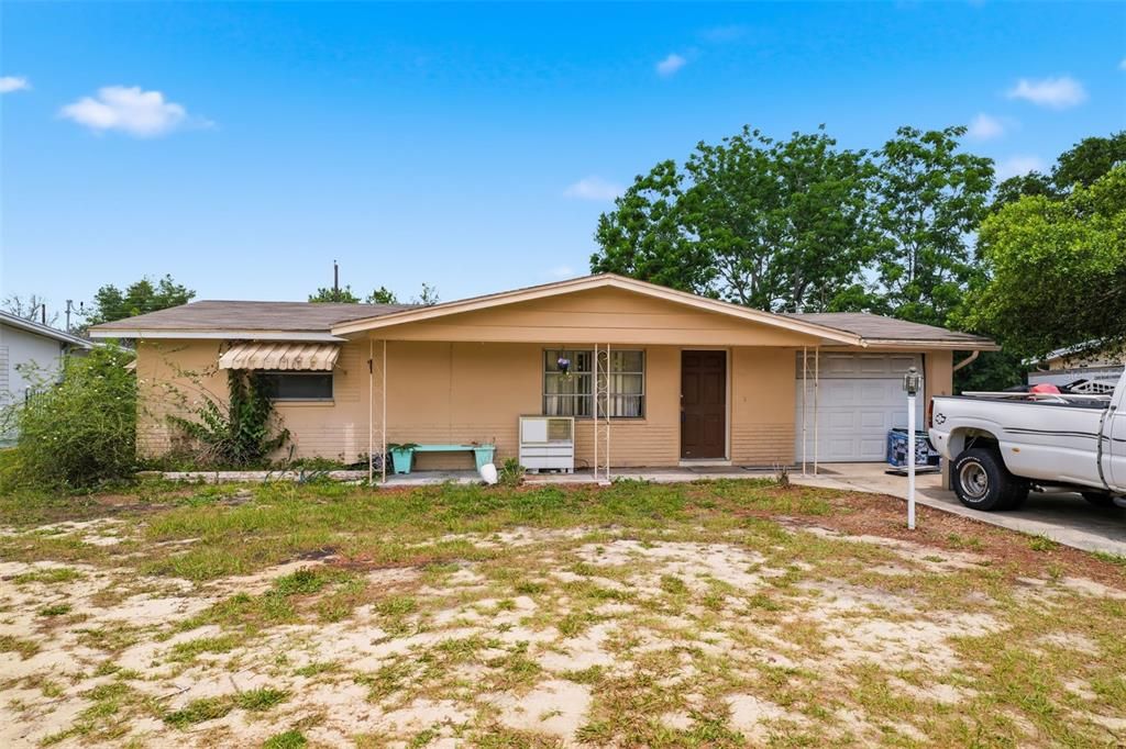 For Sale: $125,000 (2 beds, 1 baths, 864 Square Feet)