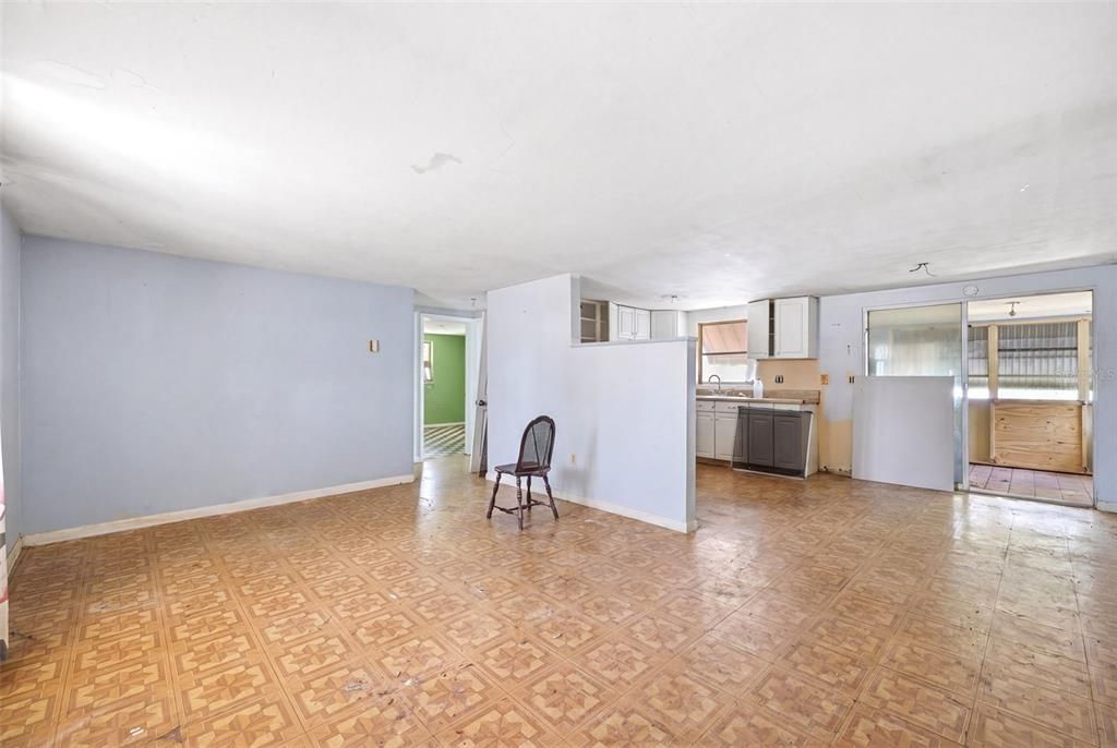 For Sale: $125,000 (2 beds, 1 baths, 864 Square Feet)