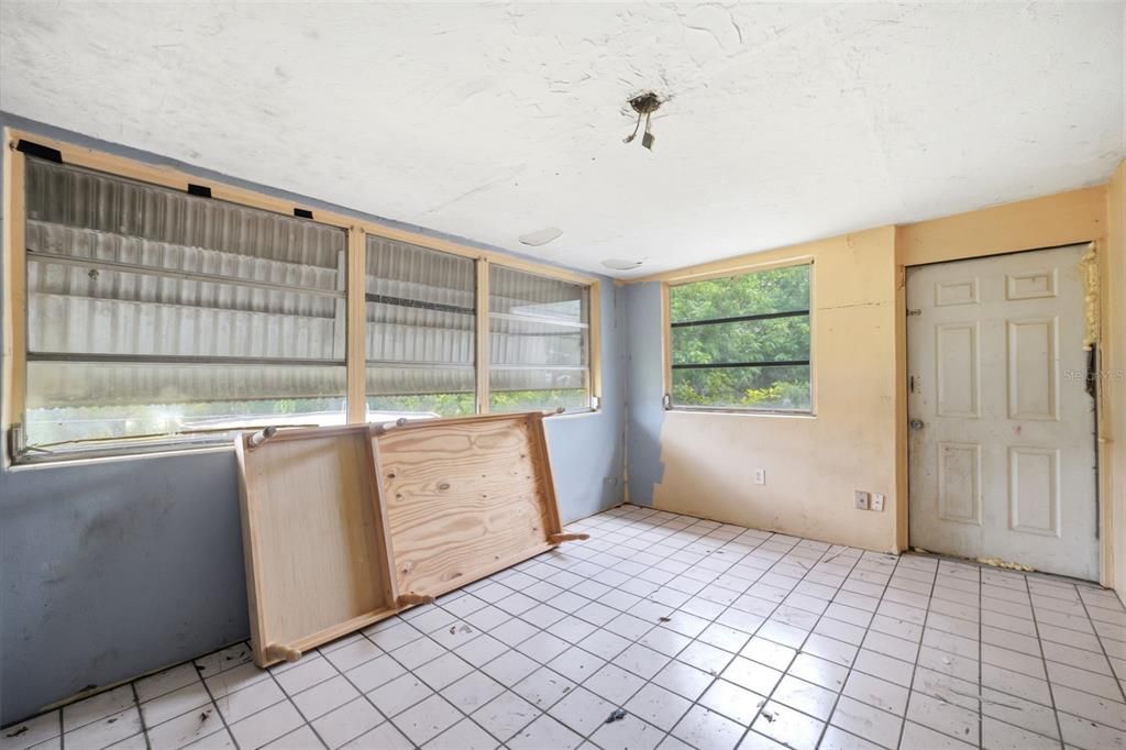 For Sale: $125,000 (2 beds, 1 baths, 864 Square Feet)