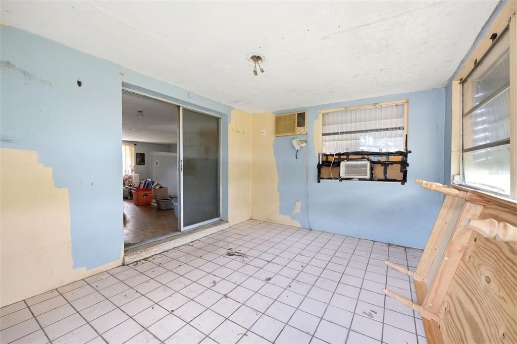 For Sale: $125,000 (2 beds, 1 baths, 864 Square Feet)