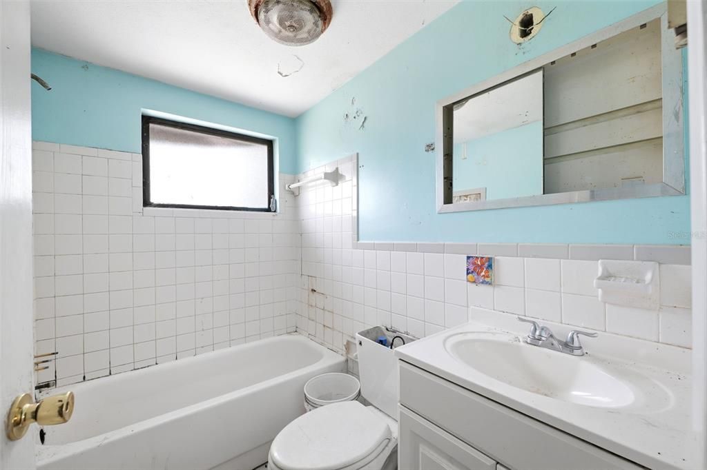 For Sale: $125,000 (2 beds, 1 baths, 864 Square Feet)