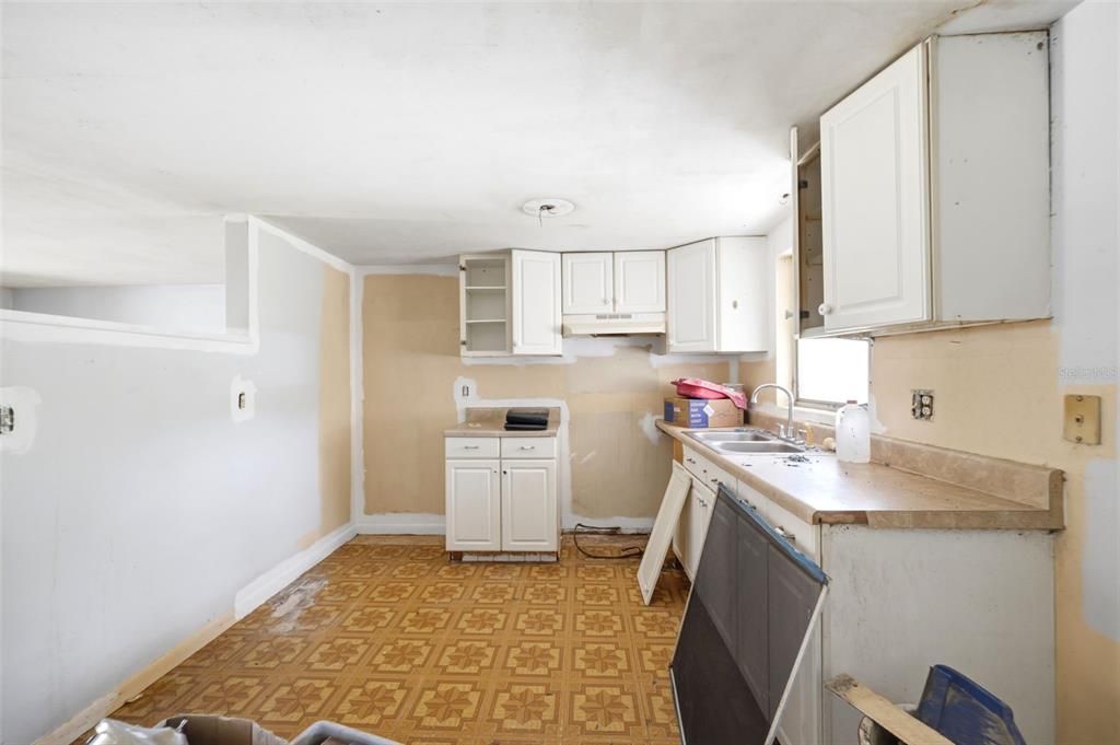 For Sale: $125,000 (2 beds, 1 baths, 864 Square Feet)