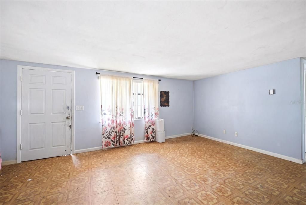 For Sale: $125,000 (2 beds, 1 baths, 864 Square Feet)