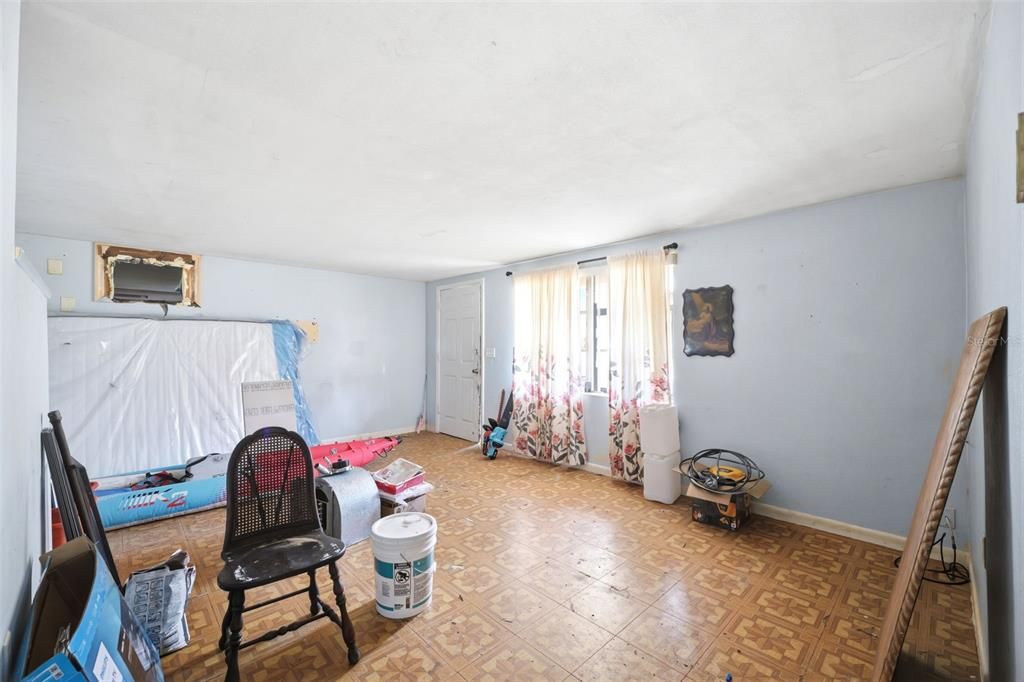 For Sale: $125,000 (2 beds, 1 baths, 864 Square Feet)