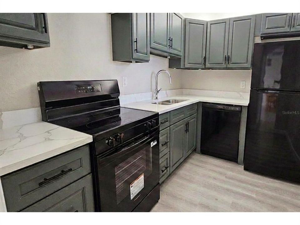 For Sale: $185,000 (1 beds, 1 baths, 765 Square Feet)
