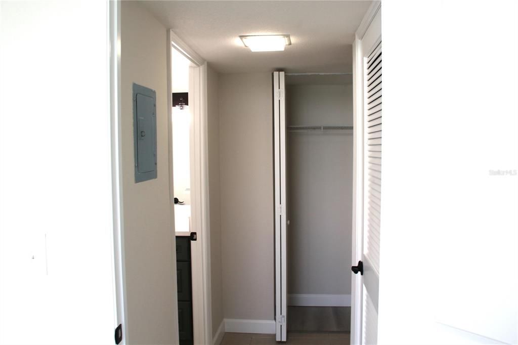 For Sale: $185,000 (1 beds, 1 baths, 765 Square Feet)