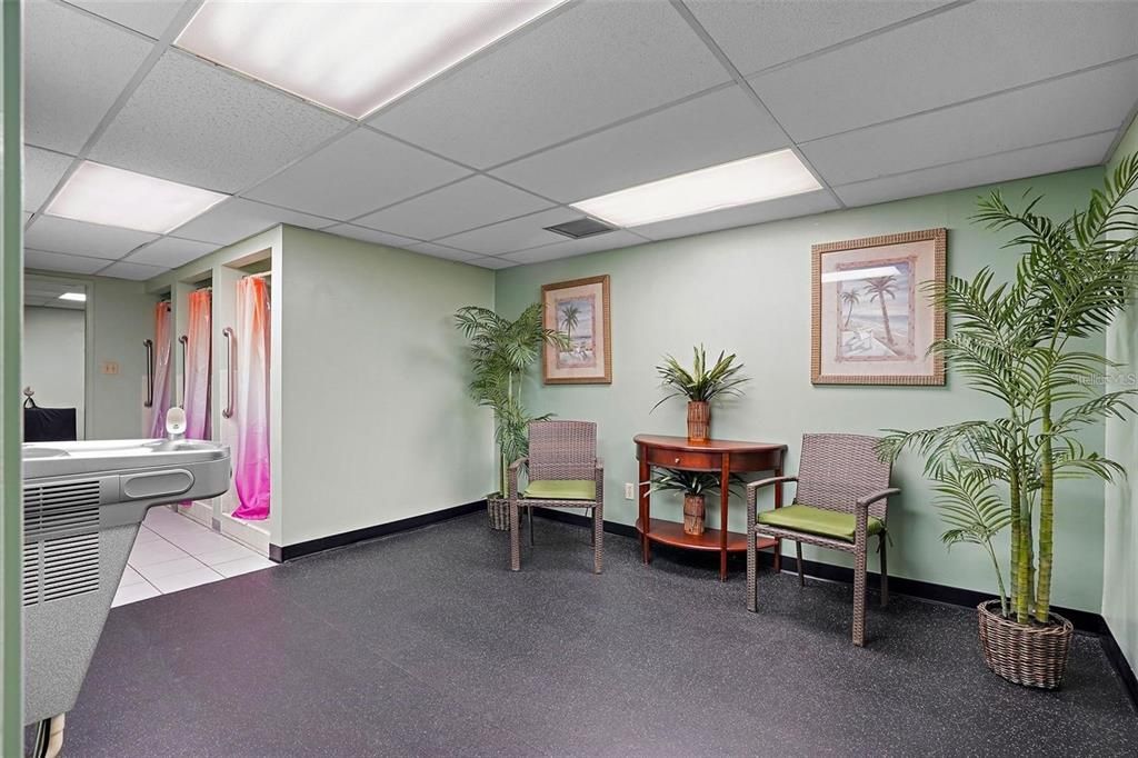 For Sale: $185,000 (1 beds, 1 baths, 765 Square Feet)