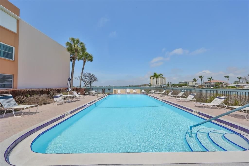 For Sale: $185,000 (1 beds, 1 baths, 765 Square Feet)