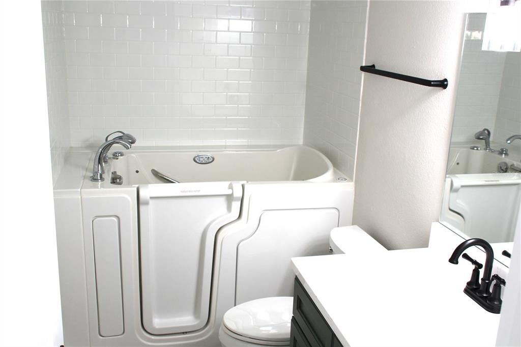 For Sale: $185,000 (1 beds, 1 baths, 765 Square Feet)