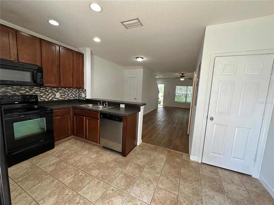 For Rent: $1,700 (2 beds, 2 baths, 1216 Square Feet)