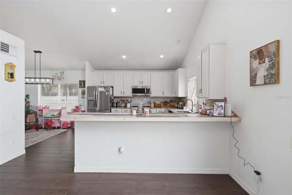 En Venta: $680,000 (4 camas, 2 baños, 2656 Pies cuadrados)
