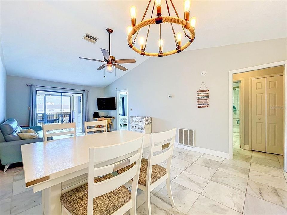 En Venta: $299,888 (2 camas, 2 baños, 928 Pies cuadrados)