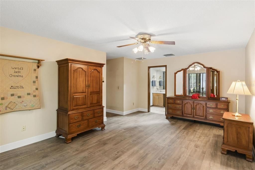 For Sale: $1,100,000 (4 beds, 2 baths, 2426 Square Feet)