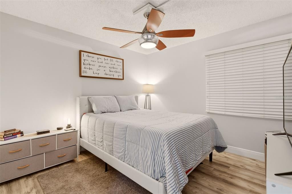 For Sale: $179,900 (2 beds, 2 baths, 897 Square Feet)