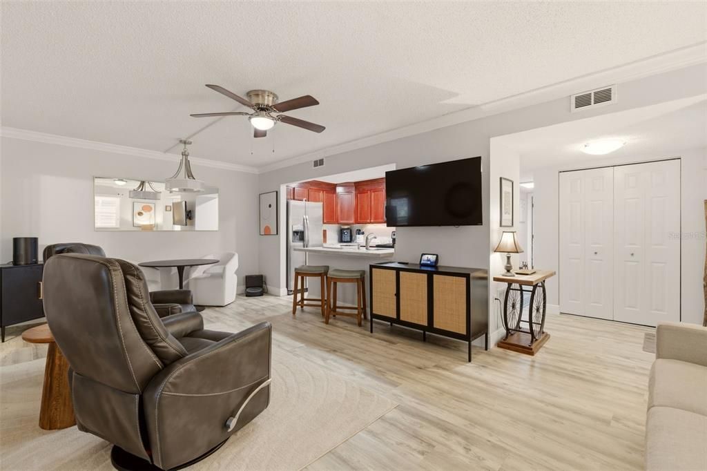 For Sale: $179,900 (2 beds, 2 baths, 897 Square Feet)