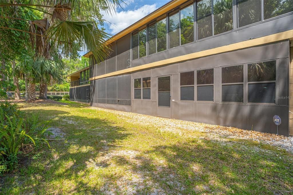 For Sale: $179,900 (2 beds, 2 baths, 897 Square Feet)
