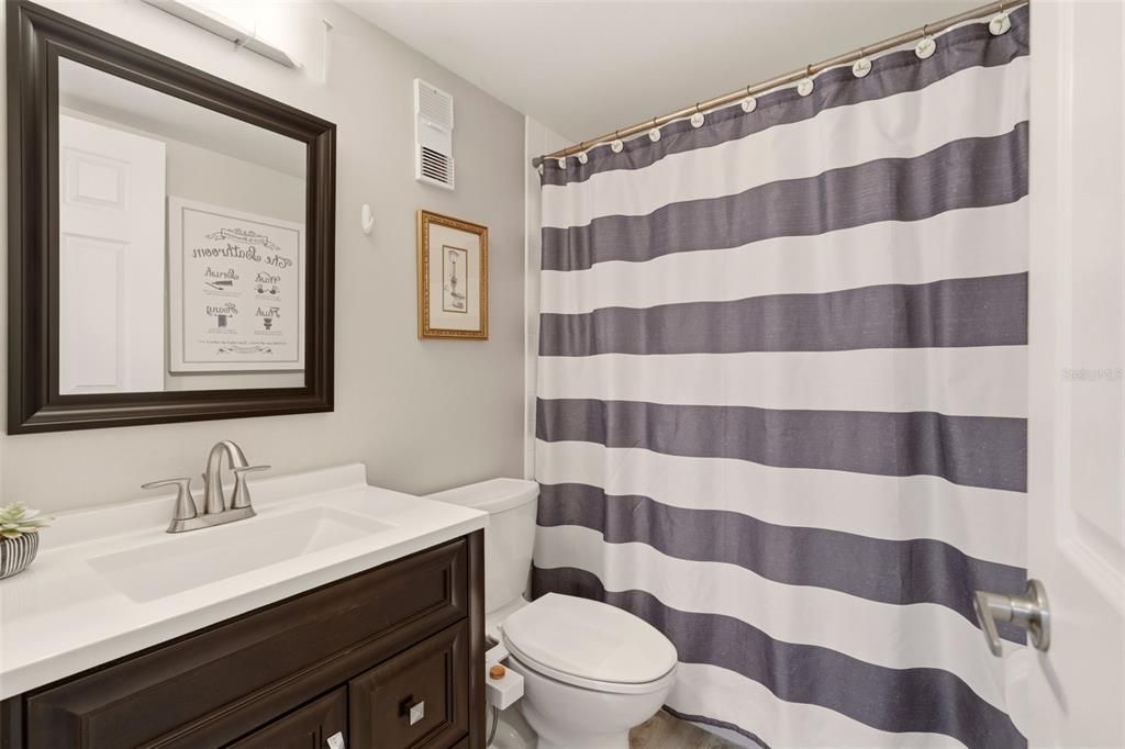For Sale: $179,900 (2 beds, 2 baths, 897 Square Feet)