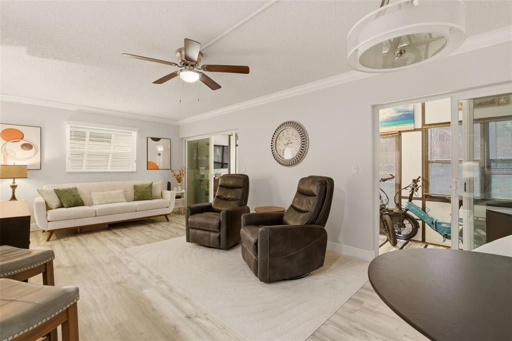 For Sale: $179,900 (2 beds, 2 baths, 897 Square Feet)
