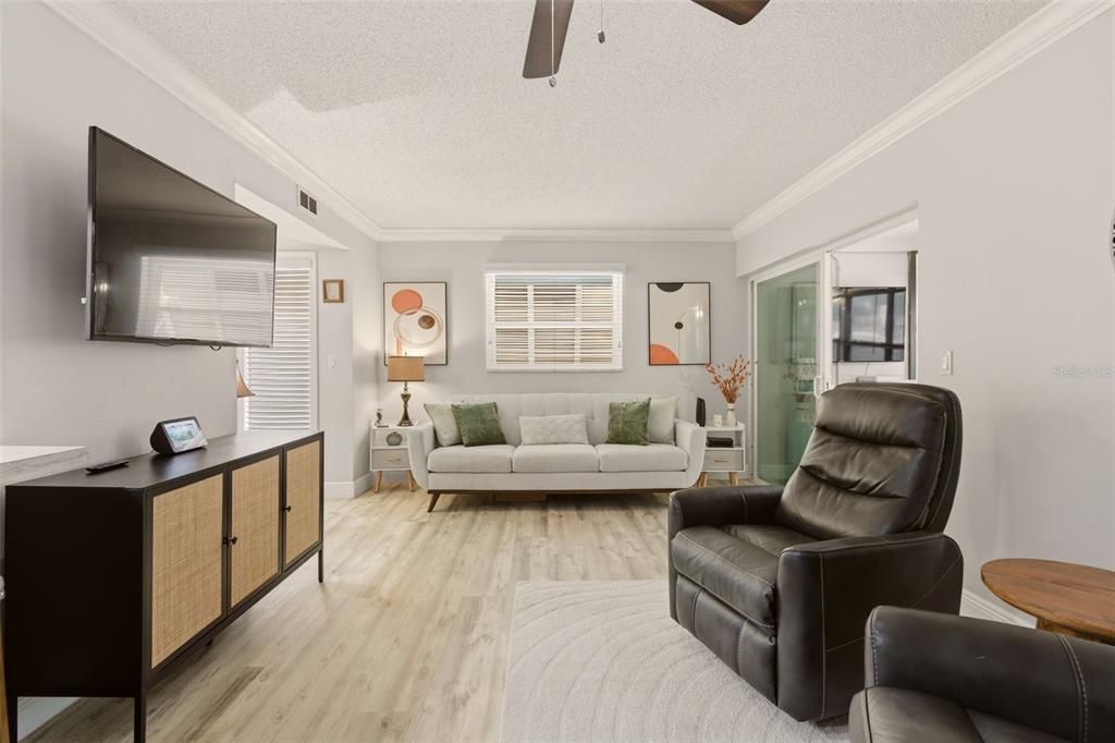 For Sale: $179,900 (2 beds, 2 baths, 897 Square Feet)