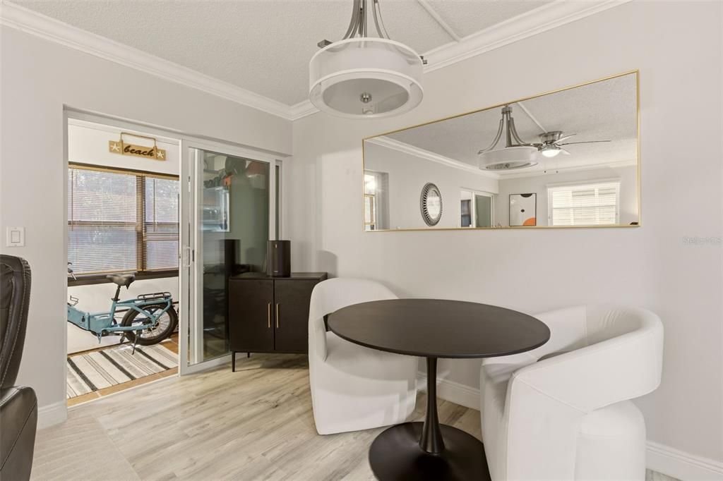 For Sale: $179,900 (2 beds, 2 baths, 897 Square Feet)