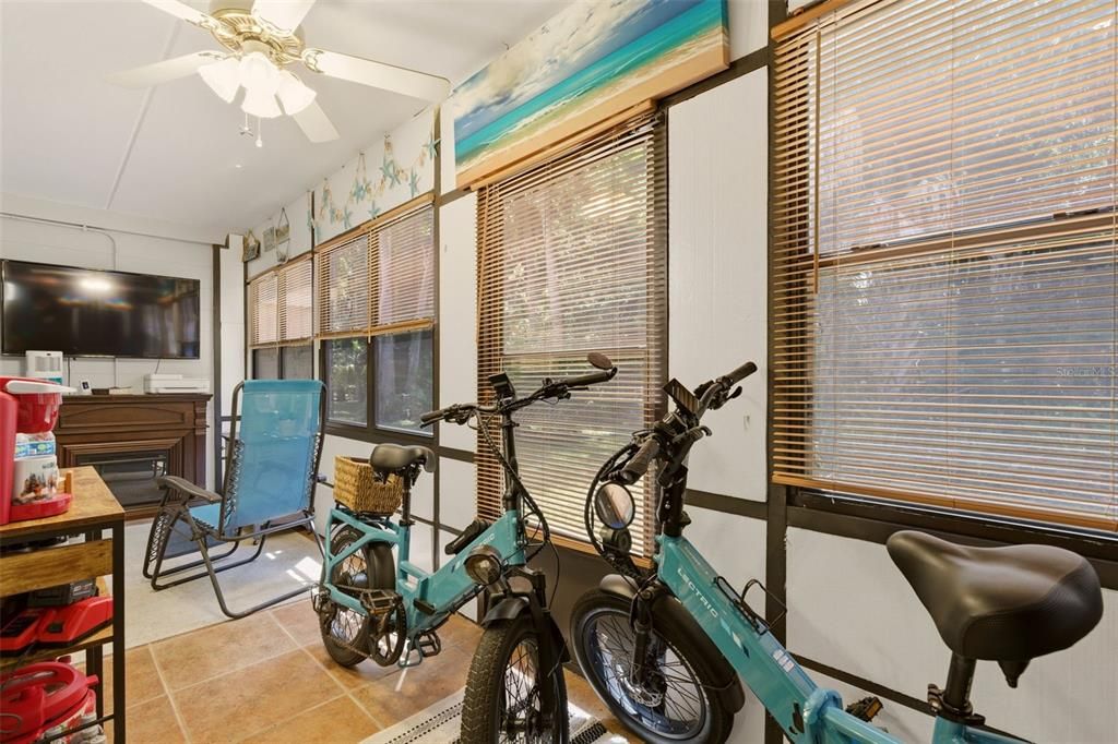 For Sale: $179,900 (2 beds, 2 baths, 897 Square Feet)