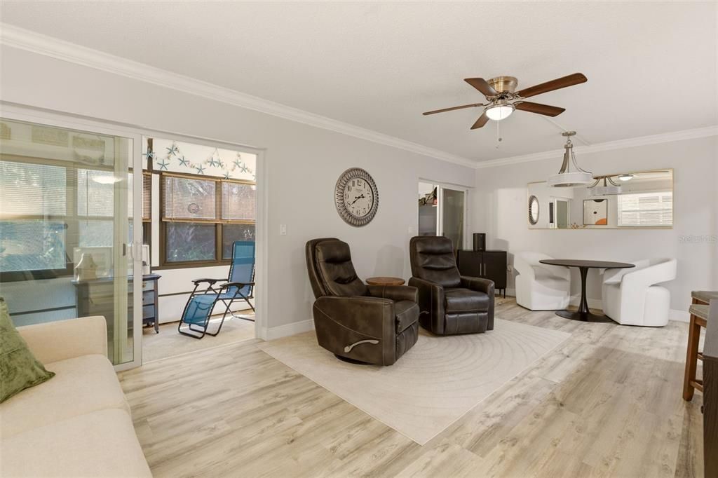 For Sale: $179,900 (2 beds, 2 baths, 897 Square Feet)