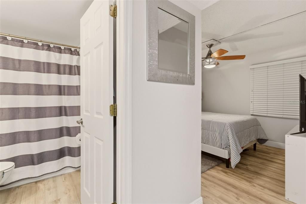 For Sale: $179,900 (2 beds, 2 baths, 897 Square Feet)