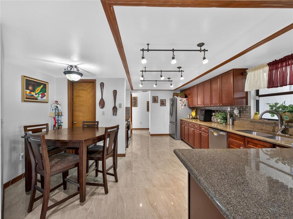 En Venta: $514,900 (4 camas, 2 baños, 2424 Pies cuadrados)