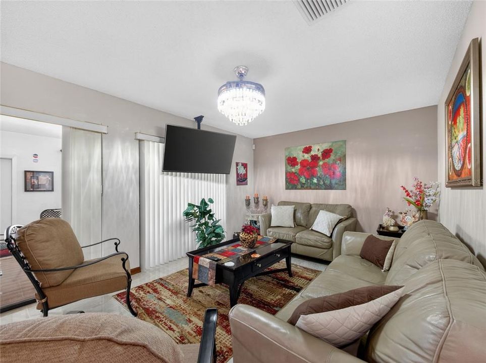 En Venta: $514,900 (4 camas, 2 baños, 2424 Pies cuadrados)