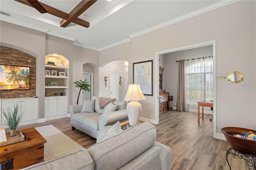 En Venta: $915,000 (3 camas, 2 baños, 2419 Pies cuadrados)
