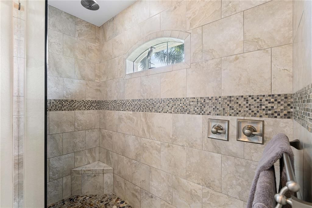 En Venta: $915,000 (3 camas, 2 baños, 2419 Pies cuadrados)
