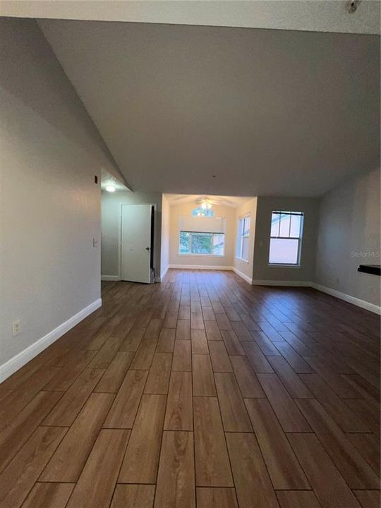 На продажу: $194,900 (2 спален, 2 ванн, 1026 Квадратных фут)