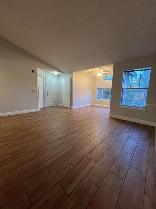 На продажу: $194,900 (2 спален, 2 ванн, 1026 Квадратных фут)