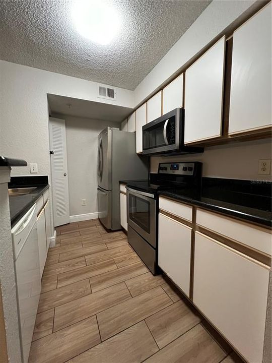 На продажу: $194,900 (2 спален, 2 ванн, 1026 Квадратных фут)