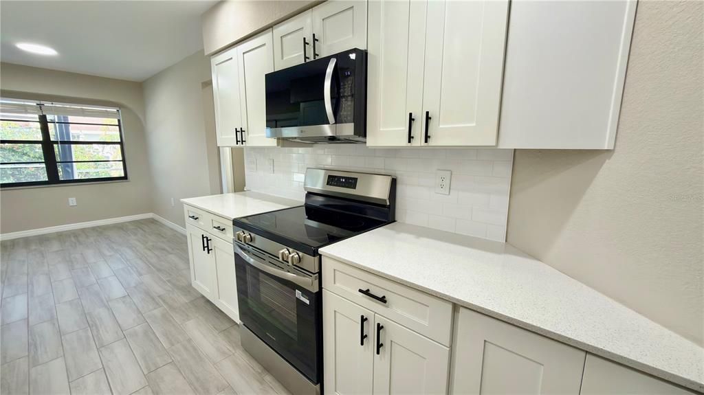 Под контрактом: $319,900 (3 спален, 2 ванн, 2032 Квадратных фут)