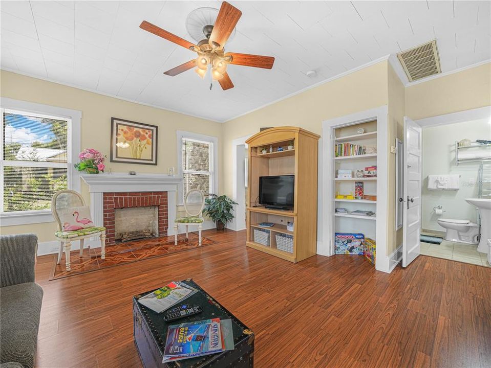For Sale: $550,000 (6 beds, 3 baths, 3774 Square Feet)