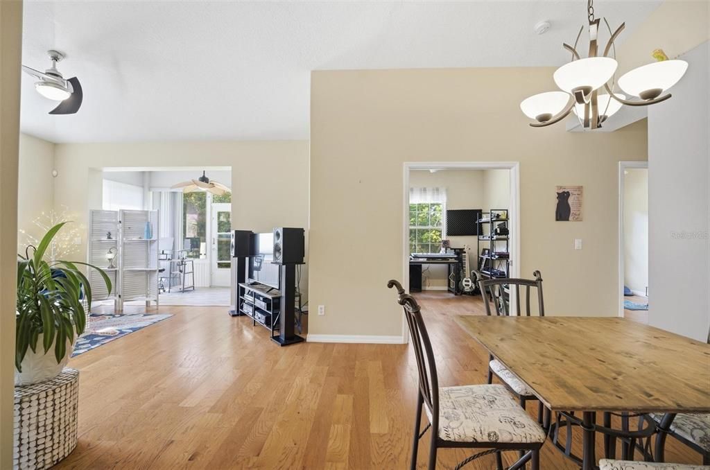 Activo con contrato: $289,000 (3 camas, 2 baños, 1369 Pies cuadrados)